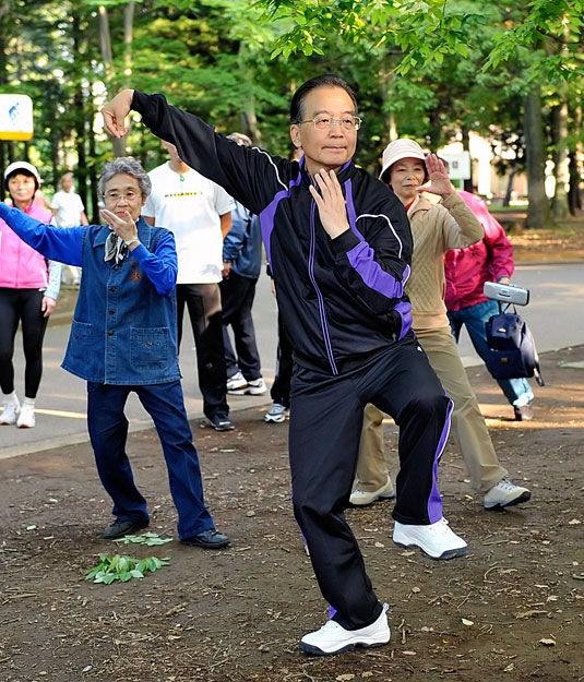 Ven Csia-pao kínai miniszterelnök egy tokiói parkban hódol a tajcsi örömeinek
