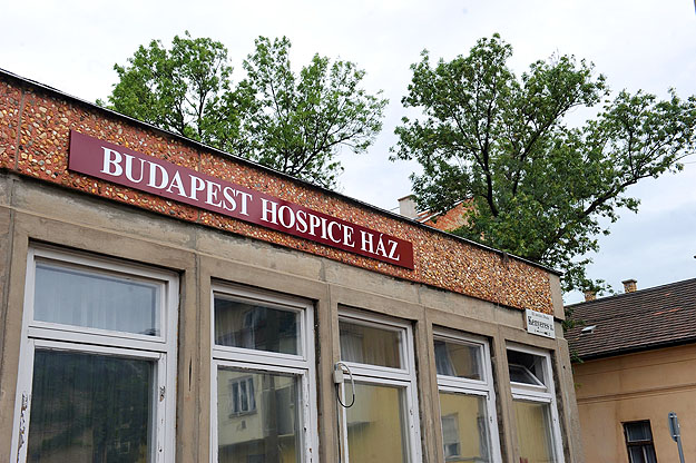 A kezdeményezés a budapesti székhelyű Magyar Hospice Alapítványhoz köthető
