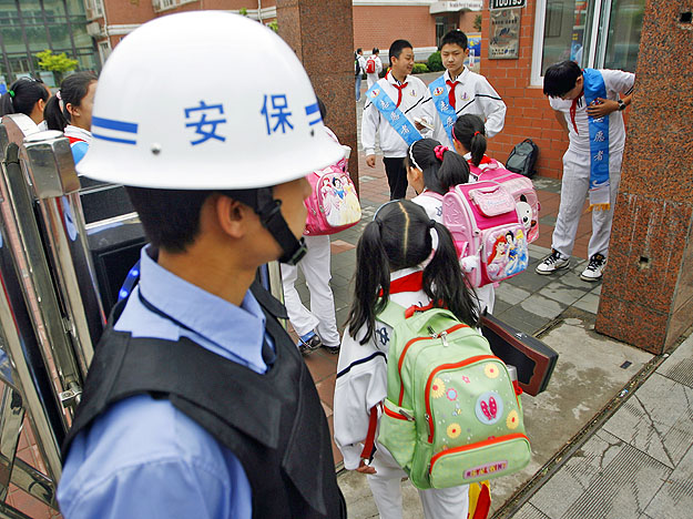 Peking, május 18. – golyóálló mellényes biztonsági őr egy általános iskola bejáratánál