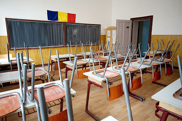 Üres osztályterem egy nagyváradi iskolában
