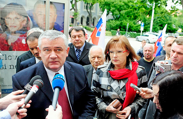 Pozsony, 2010. június 3. Ján SLOTA, a kormányzó szélsőségesen nacionalista Szlovák Nemzeti Párt (SNS) elnöke nyilatkozik Anna BELOUSOVOVÁ, a parlament alelnöke, az SNS első alelnöke társaságában, miután leleplezett egy, a trianoni szerződés aláírásán