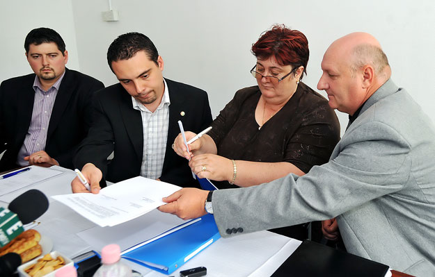 Szima Judit és Vona Gábor írta aláírja a Tettrekész és a Jobbik megállapodását 2009. május 18-án