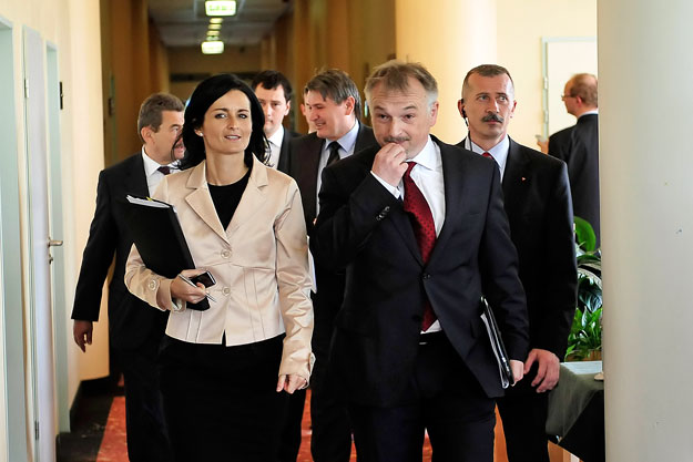 Hernádi Zsolt Mol-vezér (jobbról) az áprilisi közgyűlésén. Távol tartották az oroszokat