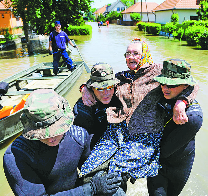 Búvárruhás katonák mentenek Alsózsolcán