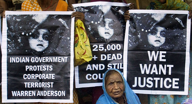 A Bhopal-katasztrófa áldozatai tüntetnek Indiában