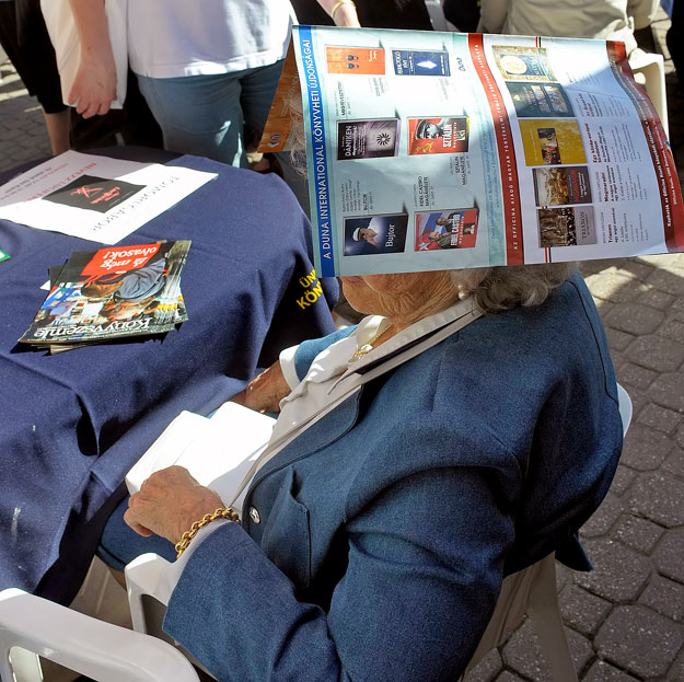 Budapest, 2010. június 5. Egy újsággal védi fejét a nap melegétől a 81. Ünnepi Könyvhét egyik résztvevője a Vörösmarty téren. MTI Fotó: Kovács Attila