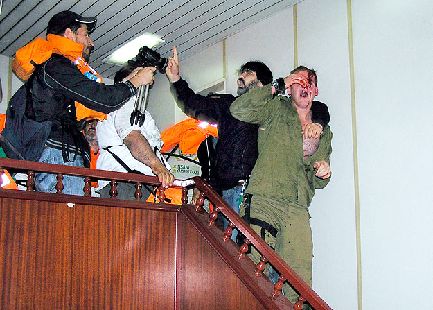 Sebesült izraeli kommandóst fog egy palesztinbarát aktivista 2010. május 31-én.