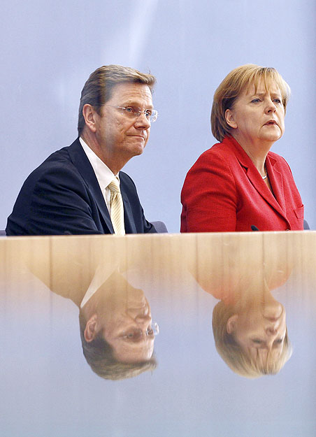 Guido Westerwelle és Angela Merkel kínos újságírói kérdéseket kapott
