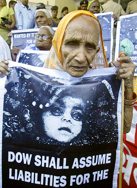 A bhopali gázkatasztrófa túlélője a felelősök megbüntetését követeli