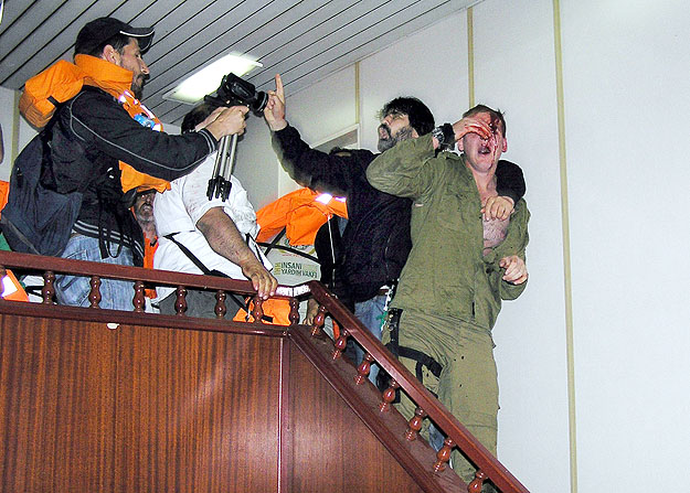 Sebesült izraeli kommandós palesztin szorításban a török Mavi Marmarát fedélzetén egy tegnap közzétett képen