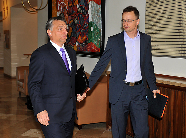 Orbán Viktor és Szijjártó Péter érkezik a Fidesz és a KDNP parlamenti képviselőcsoportjának rendkívüli frakcióülésére
