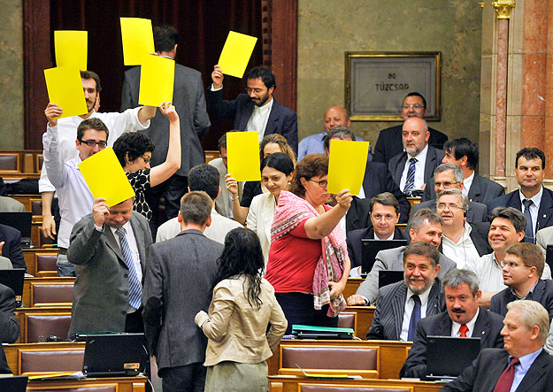Sárga lapot mutatnak az LMP képviselői, és kivonulnak a parlamentből