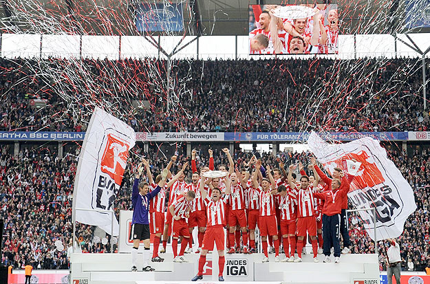 Felemelő pillanat. A Bayern München játékosai nem a Bundesliga sikerét, hanem bajnoki címüket ünneplik