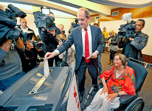 Job Cohen és felesége,  Lidie az urnák előtt