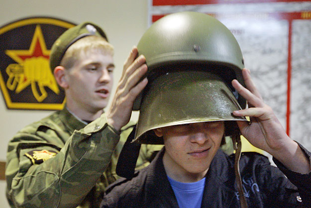 Katona egy látogató diákkal tréfálkozik