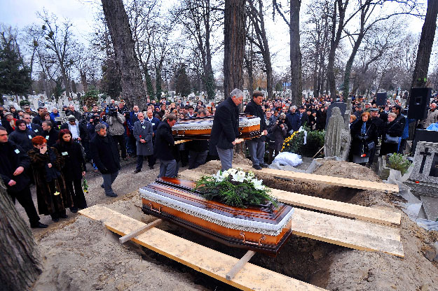 Gyászolók állnak a síroknál, amikor utolsó útjukra kísérik Takács Józsefet és Papp Lászlót, a csepeli kettős gyilkosság áldozatait
