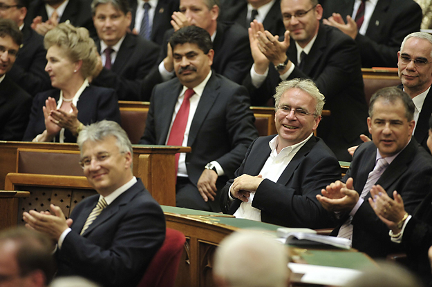 Pokorni Zoltán örül a Fidesz vezetésével az új kormány beiktatásának napján
