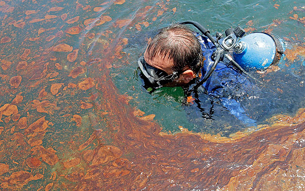 Rich Matthews, az AP amerikai hírügynökség televíziós részlegének, az Associated  Press Television Newsnak (APTN) a fotóriportere víz alatti felvételeket készít az olajjal erősen szennyezett Mexikói-öbölben