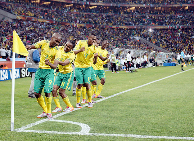 South Africa's Siphiwe Tshabalala (2nd L) dances with team mates after he scored the first goal against Mexico during their 2010 World Cup opening match at Soccer City stadium in Johannesburg June 11, 2010.      REUTERS/Henry Romero (SOUTH AFRICA  - 