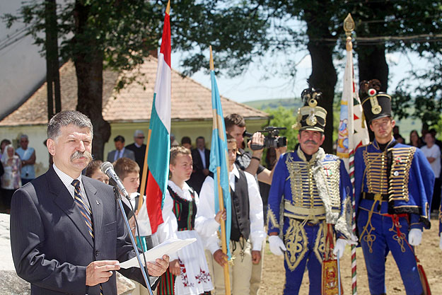 Kövér László felavatta az első Trianon-emlékművet Erdélyben