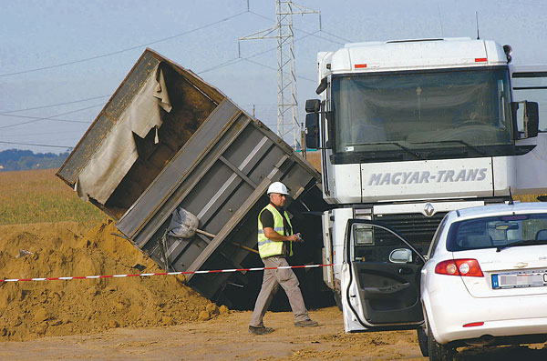 Egy szakember vizsgálódik a baleset színhelyén, miután meghalt egy férfi, akire föld  omlott egy teherautó platójáról az M60-as autópálya építkezésén Bólyon  MTI