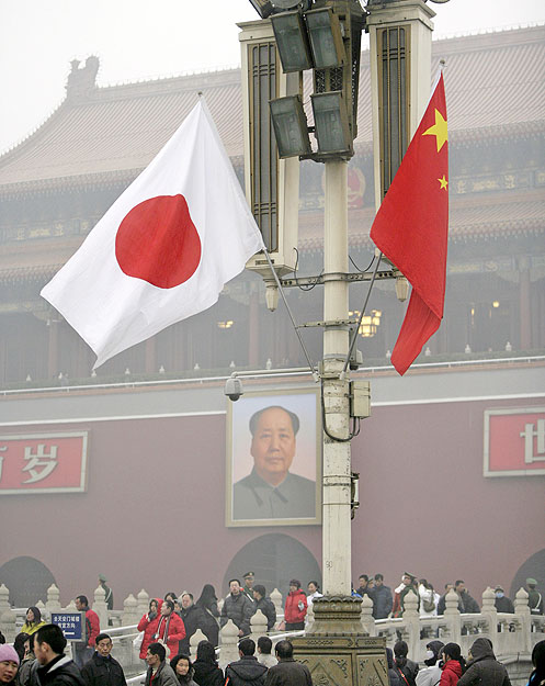 Japán és kínai zászló. Kijátszották egymást