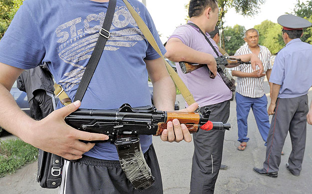 Az üzbég kisebbség tagjai egy kirgiz rendőr társaságában járőröznek Biskekben