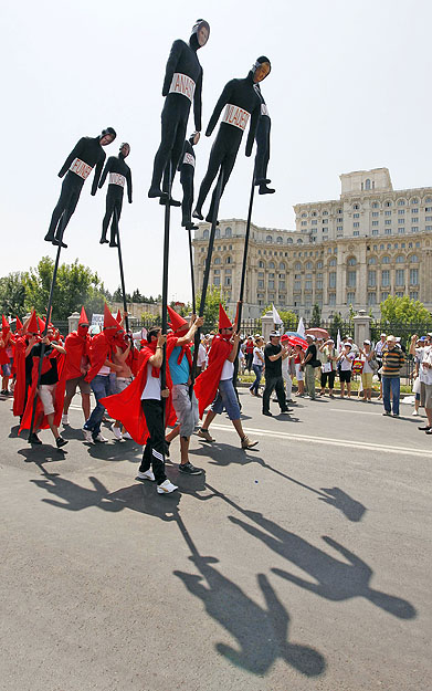 Kormányellenes tüntetők a bukaresti parlament előtt