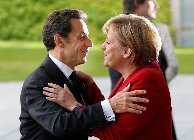 Nicolas Sarkozy francia államfő és Angela Merkel német kancellár. Összeborulásukkal kiverték a biztosítékot