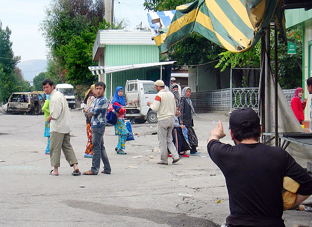 Menekülő üzbégek Os városában. Taskent aligha léphet közbe