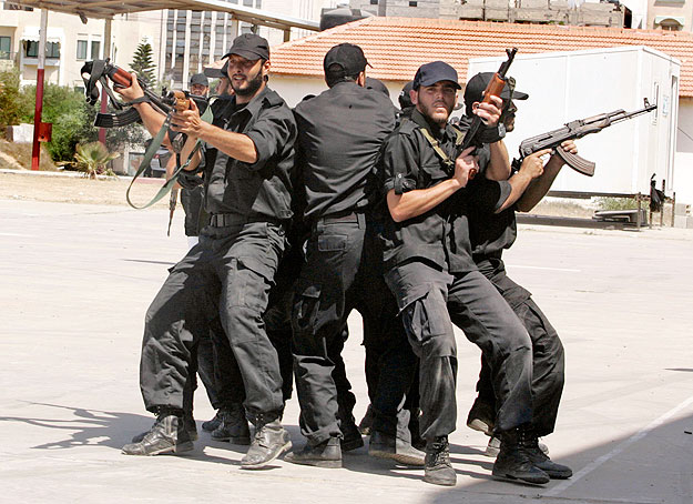 A Hamasz összezár, és teljes nyitást követel – a szervezet katonái gyakorlatoznak Gázában.