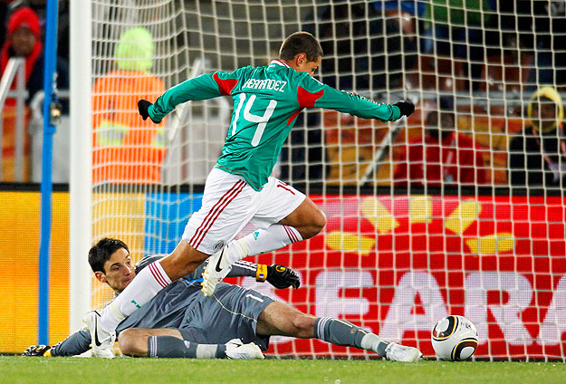 Mexico's Javier Hernandez scores past France's goalkeeper Hugo Lloris during their 2010 World Cup Group A soccer match at Peter Mokaba stadium in Polokwane June 17, 2010.  REUTERS/Charles Platiau (SOUTH AFRICA  - Tags: SPORT SOCCER SPORT SOCCER WORLD