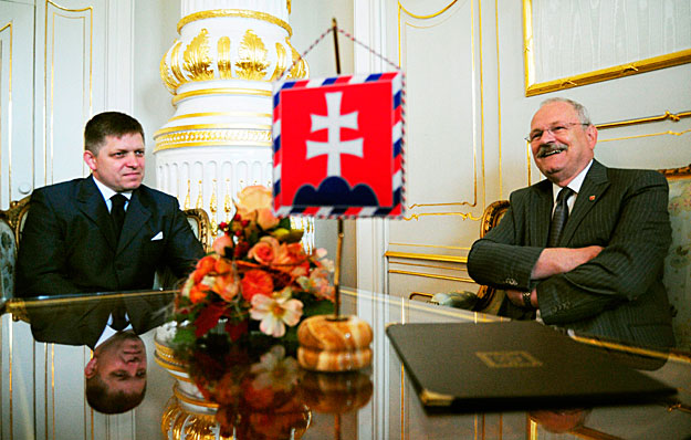 Ivan Gasparovic fogadja Robert Fico-t hogy kormányalakítási megbízást adjon neki Pozsonyban