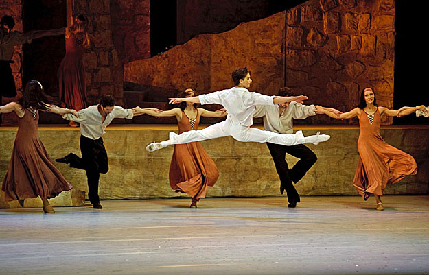 Görög ritmus Borsodban: a Litván Nemzeti Opera és Balettszínház a Zorbát táncolta el