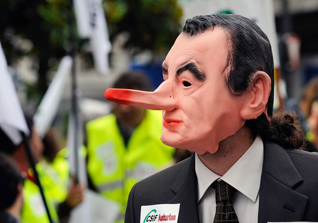Zapaterot gúnyolják- Tüntetések garmadája munkaügyi rendelete nyomán.