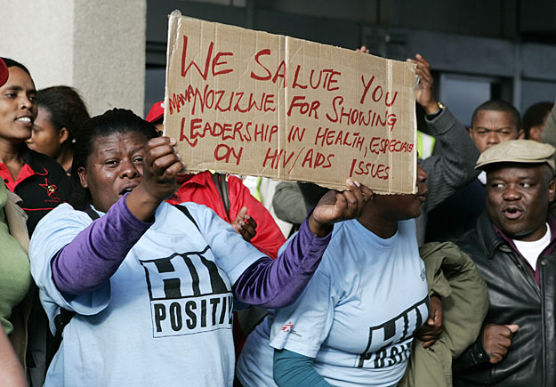 A korábbi dél-afrikai elnök, Mbeki ellen tüntetnek 2007-ben az általa kirúgott és vele ellentétben a HIV kórokozó szerepét hangsúlyozó egészségügyi miniszterhelyettes támogatói