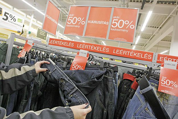 A ruházati eladókat is leértékelte az új szabályozás