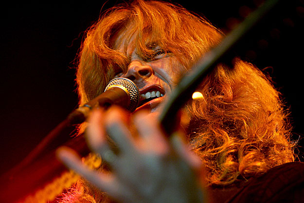 Dave Mustaine, frontman of the thrash metal group Megadeth, performs during their concert in Sofia June 20, 2005. REUTERS/Stoyan Nenov  SN/CN