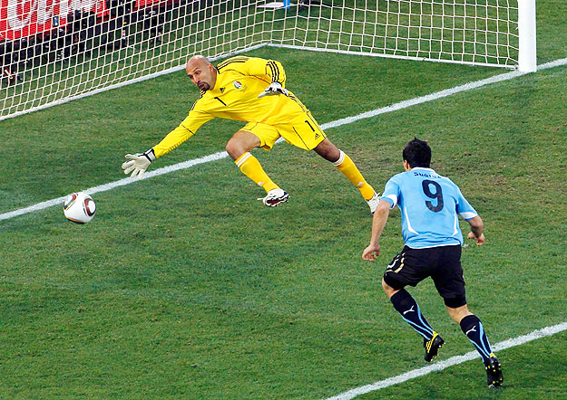 Uruguay's Luis Suarez (R) heads to score against Mexico during a 2010 World Cup Group A soccer match at Royal Bafokeng stadium in Rustenburg June 22, 2010.     REUTERS/Stefano Rellandini (SOUTH AFRICA  - Tags: SPORT SOCCER WORLD CUP)