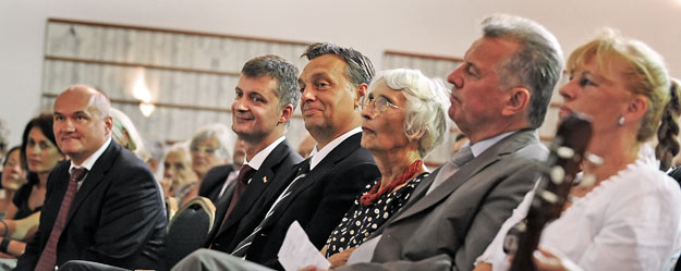 Kubatov Gábor képünkön Orbán Viktor és Hende Csaba között ül – biztos a helye