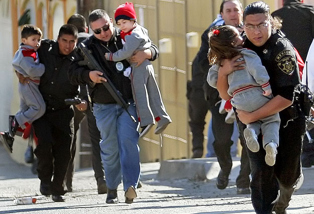 Gyerekeket mentenek ki egy tűzpárbajból Tijuanaban