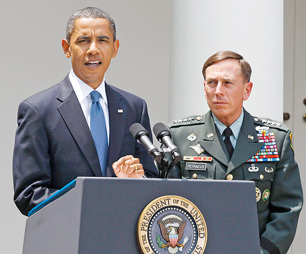 Obama elnök bemutatja az új afganisztáni főparancsnokot, David Petraeus tábornokot.