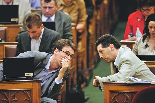 Karácsony Gergely és Schiffer András a parlamentben – komoly dilemma