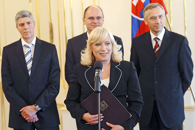 Iveta Radicova és leendő koalíciós partnerei, Bugár Béla (balra), Richard Sulik (középen) és Jan Figel (jobbra)