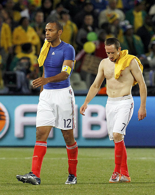 Leszerepelt levonulók. Henry és Ribery a Dél-Afrika ellen 2-1-re elvesztett utolsó csoportmeccs után