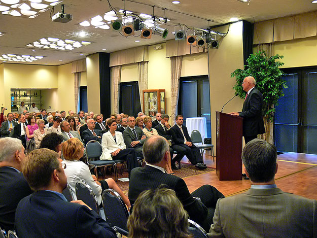 A hivatalos látogatáson az Amerikai Egyesült Államokban tartózkodó Martonyi János külügyminiszter helyi magyaroknak tart előadást a 2010. június 23-án a washingtoni magyar nagykövetségen