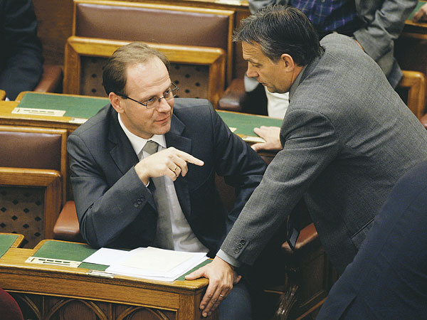 Navracsics Tibor és Orbán Viktor az ülésteremben