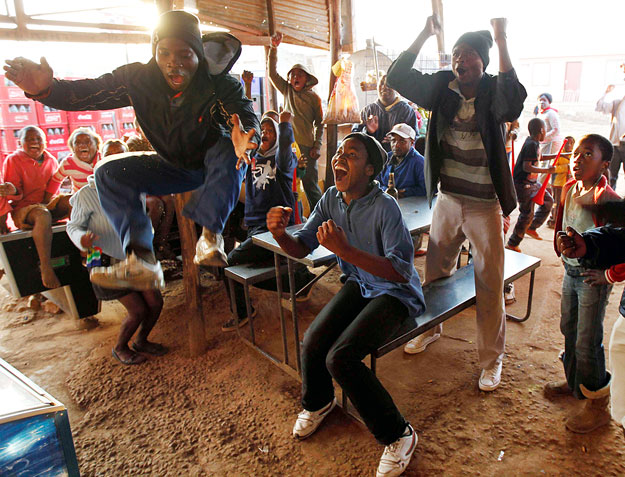 A franciák elleni meccset nézik a helyiek Soweto szegénynegyedében