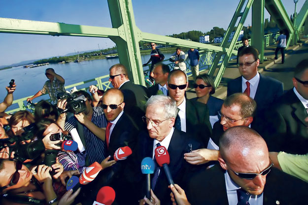 Sólyom László a Révkomárom és Komárom közötti Duna-hídon 2009. augusztus 21-én