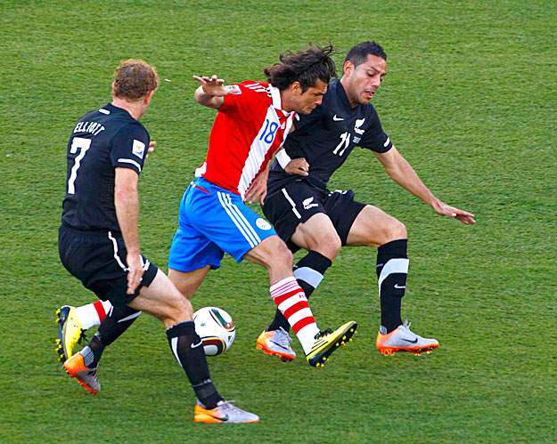 Paraguay's Nelson Haedo Valdez (C) fights for the ball against New Zealand's Simon Elliott (L) and teammate Leo Bertos during their 2010 World Cup Group F soccer match at Peter Mokaba stadium in Polokwane June 24, 2010.